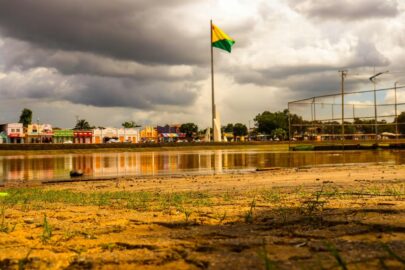 Rio Acre com nível baixo às margens de Rio Branco