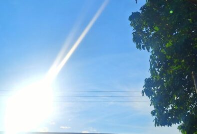 Céu parcialmente aberto em Sena Madureira com sol entre nuvens logo após chuva leve.