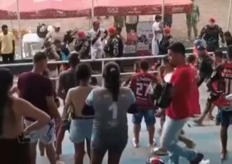 Correria de torcedores no Estádio Marreirão durante partida da Copa da Floresta em Sena Madureira.