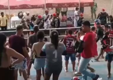 Correria de torcedores no Estádio Marreirão durante partida da Copa da Floresta em Sena Madureira.