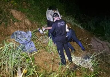 Viaturas da Polícia Militar e Perícia Técnica isolando área de mata nas proximidades do Rio Acre.