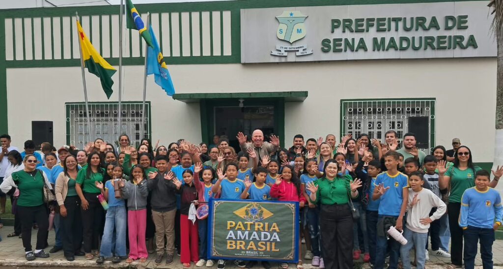 Semana da Pátria é encerrada em Sena Madureira com hasteamento dos pavilhões.