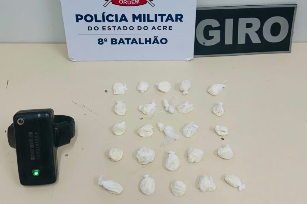 Polícia Militar realiza patrulhamento em Sena Madureira durante ocorrência envolvendo apreensão de cocaína.