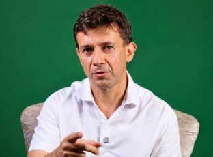 Eduardo Velloso rebate críticas sobre sua candidatura ao Senado e questiona atuação de Márcio Bittar.