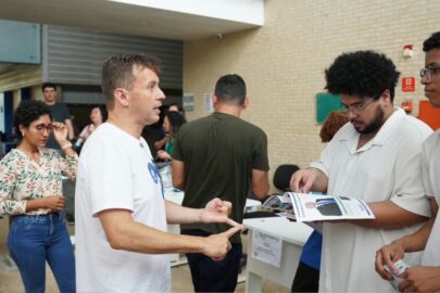 Eduardo Velloso conversa com jovens da Contax, em Rio Branco, sobre primeiro emprego, geração de oportunidades e saúde no Acre.