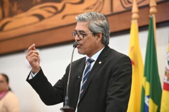 Deputado estadual Edvaldo Magalhães (PCdoB) discursando na tribuna da Assembleia Legislativa do Acre sobre a merenda escolar.
