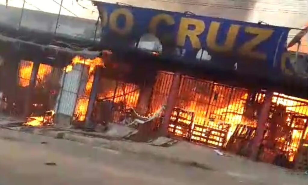 Incêndio de grandes proporções na Avenida Sobral em Rio Branco.