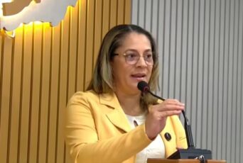 Vereadora Ivoneide Bernardino durante sessão na Câmara Municipal de Sena Madureira, onde cobrou apoio para bandas e fanfarras.