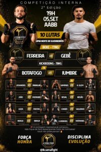 Atletas em combate durante competição local de lutas.