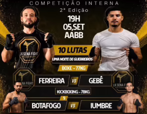 Atletas em combate durante competição local de lutas.