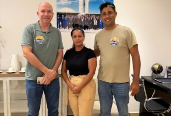 Luzia Ramos anuncia mudança de apoio político ao lado de Gerlen Diniz e do vereador Real em Sena Madureira.