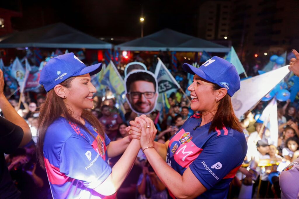 Mailza e Jéssica fazem comício para apoiadores durante inauguração de comitê central em Rio Branco.