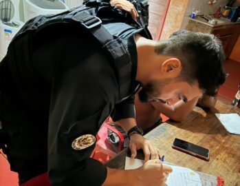 Polícia Civil cumpre mandados durante investigação de homicídio em Cruzeiro do Sul.