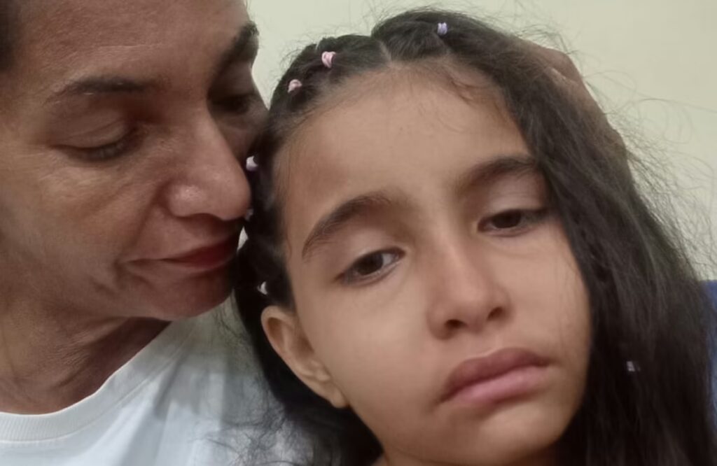 Campanha solidária pede doações para ajudar menina que precisa passar por cirurgia no coração.