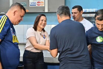 Mailza conversa com feirantes e trabalhadores durante caminhada no Mercado do Bosque em Rio Branco.
