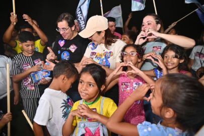 Mailza faz gesto de coração durante campanha no Acre.