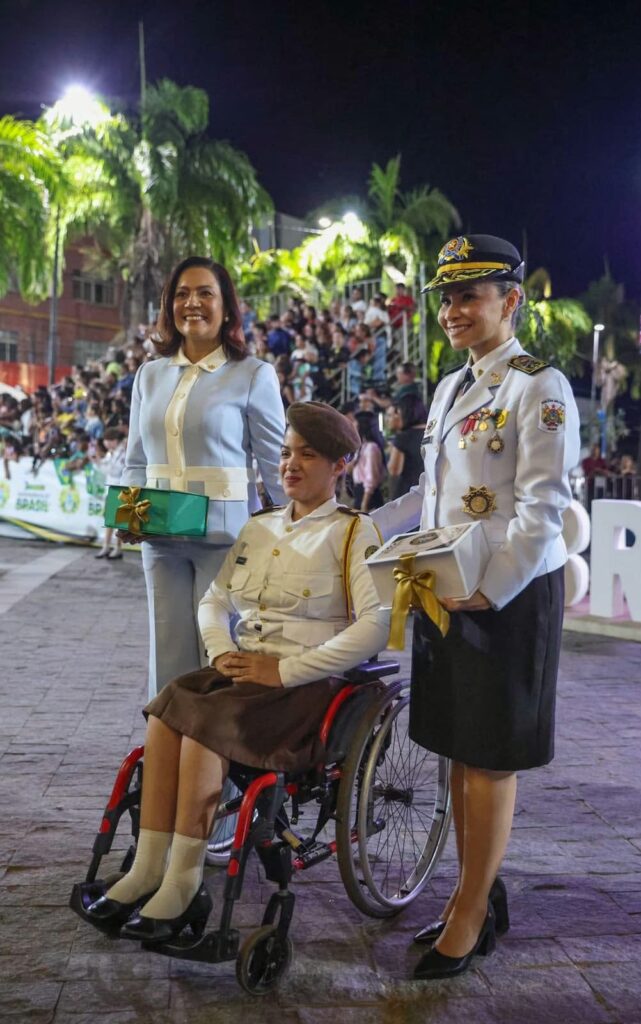 Aluna do Colégio Militar Tiradentes entrega homenagem durante desfile de 7 de Setembro