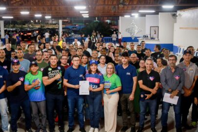 Mailza Assis em reunião com representantes de policiais e bombeiros militares do Acre.