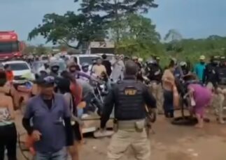 Veículos voltando a trafegar sobre a ponte José Nogueira Sobrinho na BR-364 em Sena Madureira após o fim do bloqueio.
