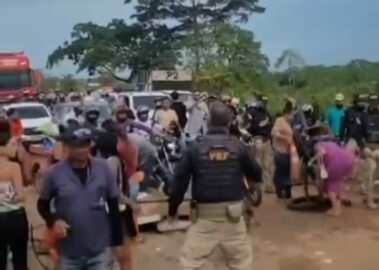 Veículos voltando a trafegar sobre a ponte José Nogueira Sobrinho na BR-364 em Sena Madureira após o fim do bloqueio.
