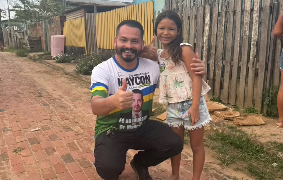 Candidato a deputado estadual Maycon Moreira durante visita aos bairros São Francisco e Niterói, no Segundo Distrito de Sena Madureira