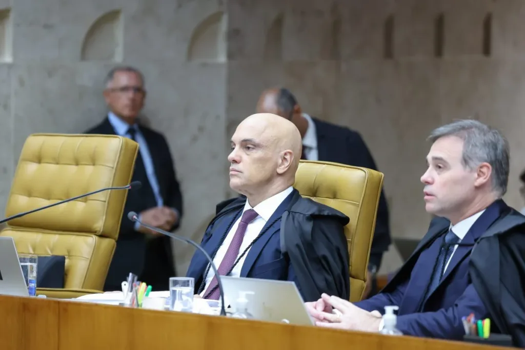 Ministros Alexandre de Moraes e André Mendonça, do Supremo Tribunal Federal, envolvidos em relato de discussão nos bastidores da Corte.