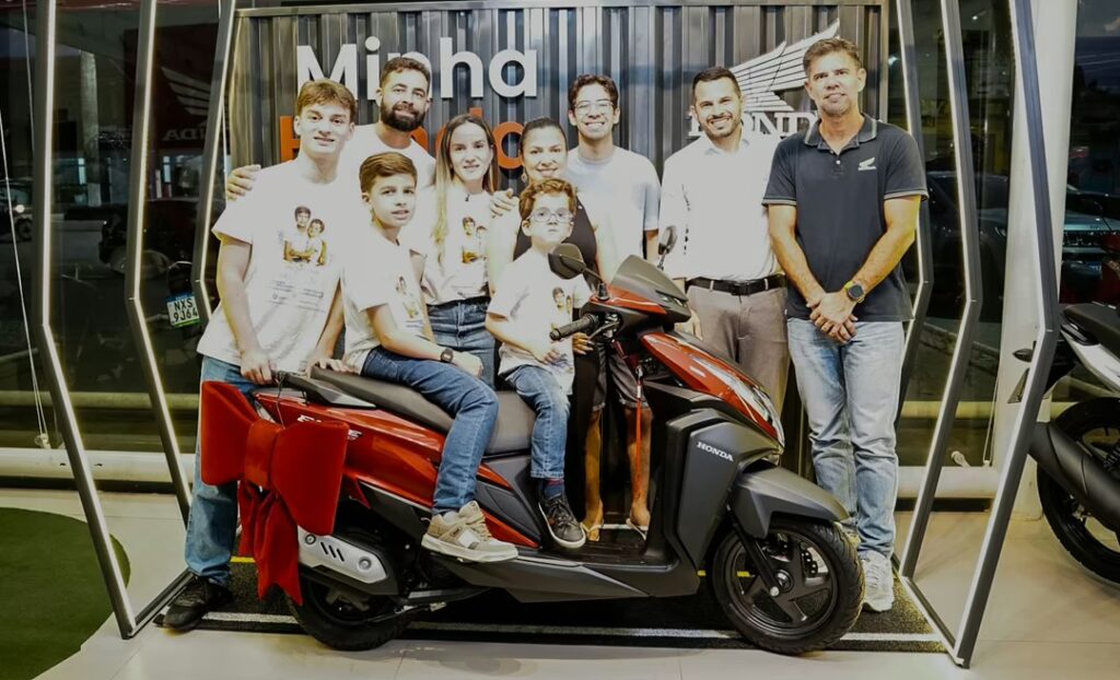 Casal devolve moto de rifa após OAB arrecadar R$ 188 mil para irmãos com doença rara