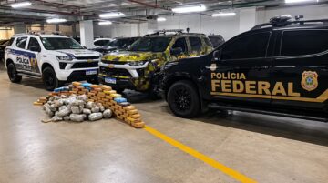 Forças de segurança durante operação que localizou imóvel usado como depósito de drogas em Rio Branco.