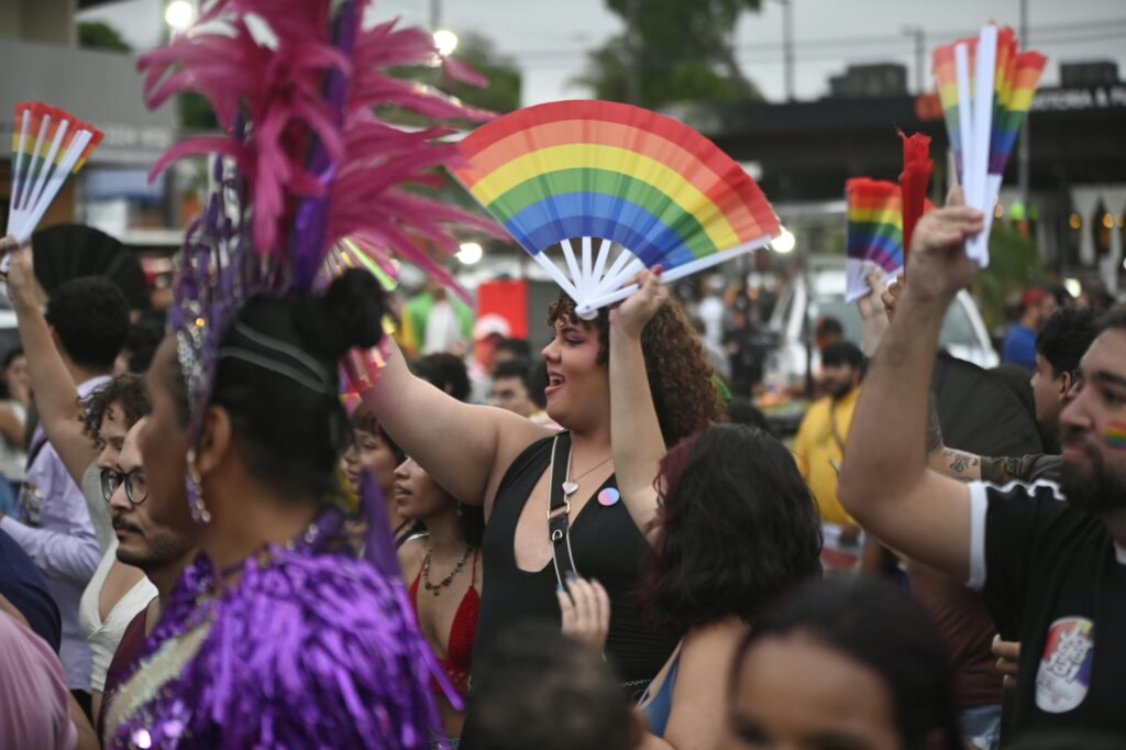 Multidão e caravanas reunidas durante a 20ª Parada do Orgulho LGBTQIAPN+ nas ruas de Rio Branco.
