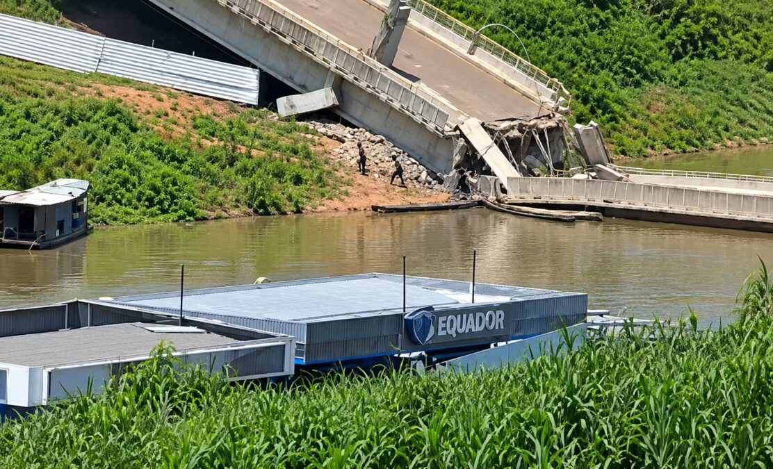 Sem catraia, alunos e moradores se arriscam sobre escombros da ponte Frei Paolino em Sena Madureira