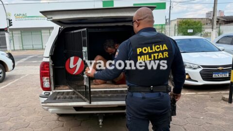 Homem sendo preso pela policia militar do Acre