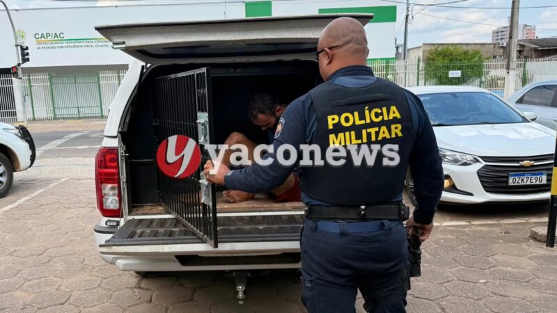 Homem sendo preso pela policia militar do Acre