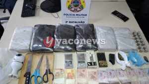 Material apreendido pela Força Tática da Polícia Militar contendo entorpecentes e munições.