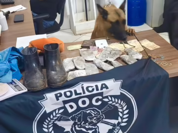 Cão farejador da Polícia Penal inspeciona veículo de funcionário preso com drogas no presídio de Rio Branco.