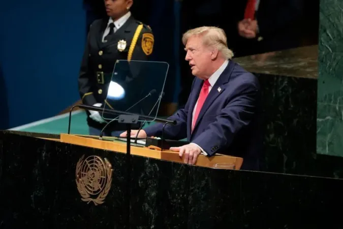 Donald Trump anuncia termo superinteligência para inteligência artificial em documentos dos EUA