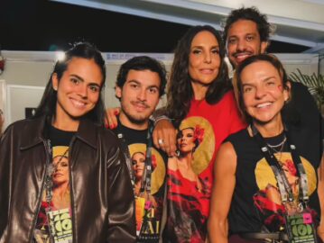 Ivete Sangalo posa coladinha com o namorado, Tiago Maia, em bastidores de show