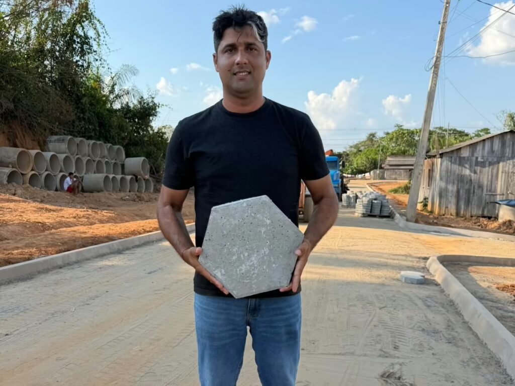 Vereador Real acompanha pavimentação no bairro Florentino em Sena Madureira