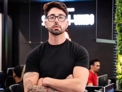 Rico convida Álvaro para ser seu par em casamento e se diverte com resposta: “Deus me Livre”