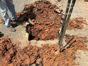 Vala aberta em rua recém-asfaltada no município de Sena Madureira.