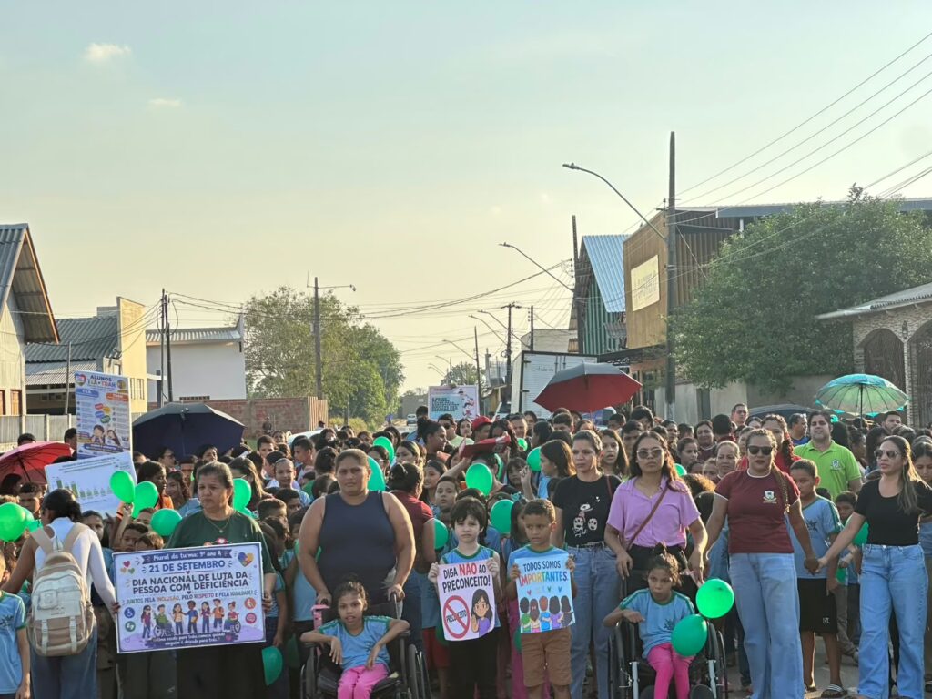 Alunos e professores da Escola Dom Próspero Bernardes participando de caminhada do Setembro Verde na Rua Valério Calde Magalhães, em Manoel Urbano.