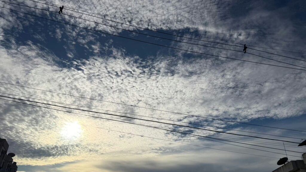 Previsão do tempo no Acre para quarta-feira com calor, sol entre nuvens e possibilidade de chuva.