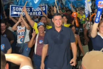 Apoiadores participam do comício de Mailza Assis em Sena Madureira, onde a mobilização do deputado Tio Pablo ganhou destaque.