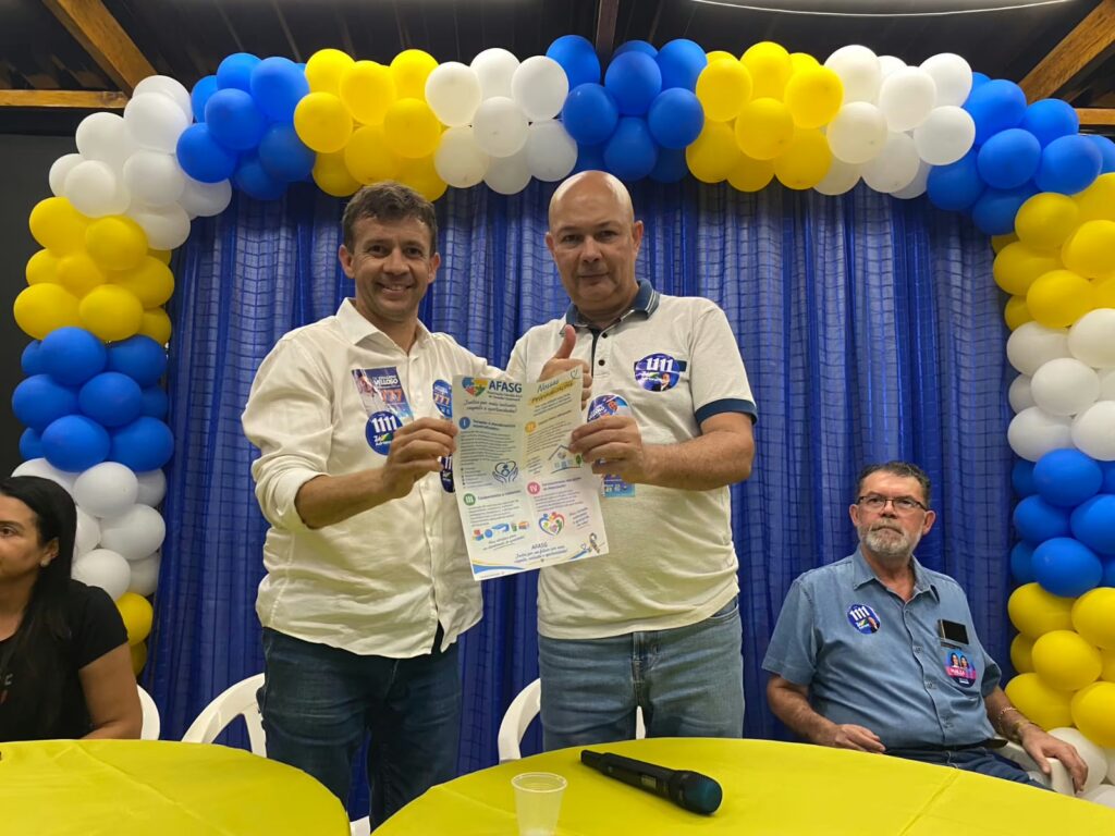 Deputados federais Zé Adriano e Eduardo Velloso em reunião com apoiadores durante campanha eleitoral.