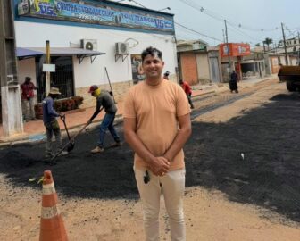 Vereador Real acompanha serviço de tapa-buracos na Travessa do Aeroporto em Sena Madureira