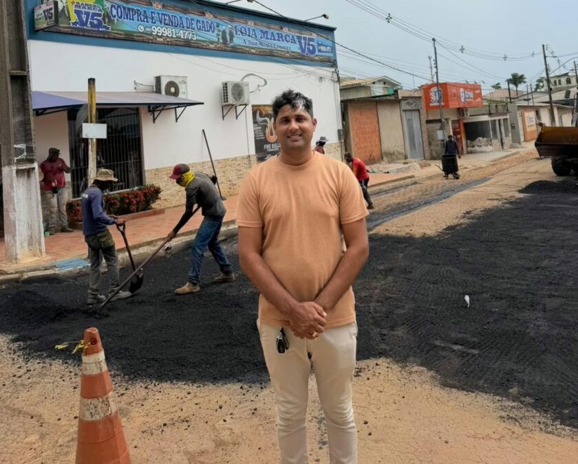 Vereador Real acompanha tapa-buracos em Sena Madureira e cobra melhorias
