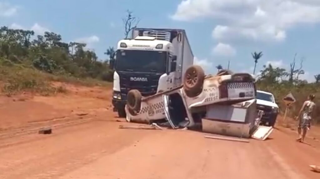 Viatura da Polícia Militar capotada no meio da pista da rodovia BR-317.