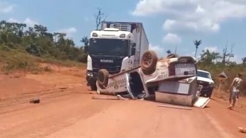Viatura da Polícia Militar capotada no meio da pista da rodovia BR-317.