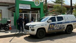 Frente da Escola Estadual Raimundo Hermínio de Melo com viatura policial.