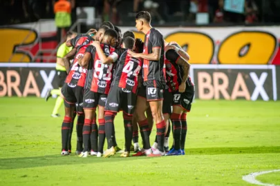 Uniforme do Vitória com o novo patrocínio pontual da Novoon para o jogo contra o Vasco