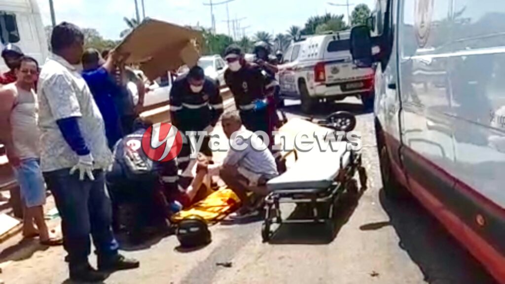 Ambulância do Samu atende acidente entre motocicletas na BR-364, próximo à Ufac